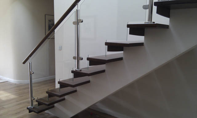 A photograph of an Applewood Joinery Ltd Glass staircase.