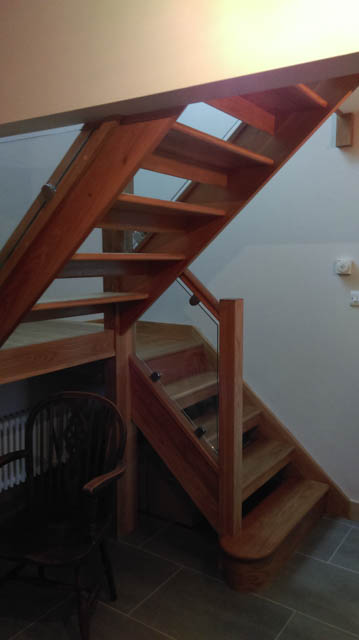 A photograph of an Applewood Joinery Ltd open riser staircase.